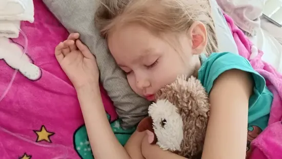 „Segítsünk, hogy Zsófi újra felhőtlen kislány lehessen!” – megható összefogás indult a miskolci iskolában a 8 éves leukémiás Zsófiért