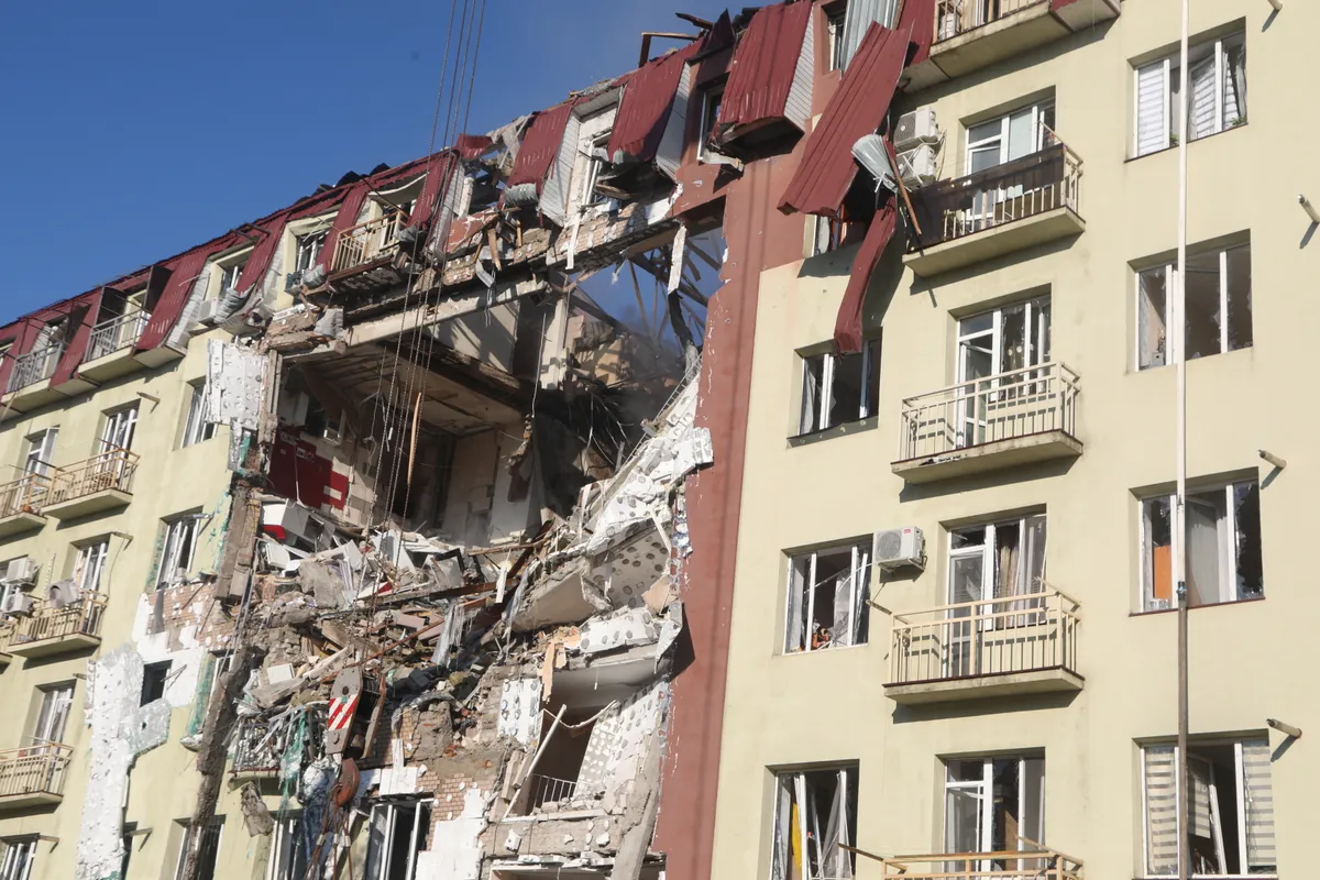Sokkoló képen a háború pusztításának nyoma: több emeletnyi lyuk egy panelházban