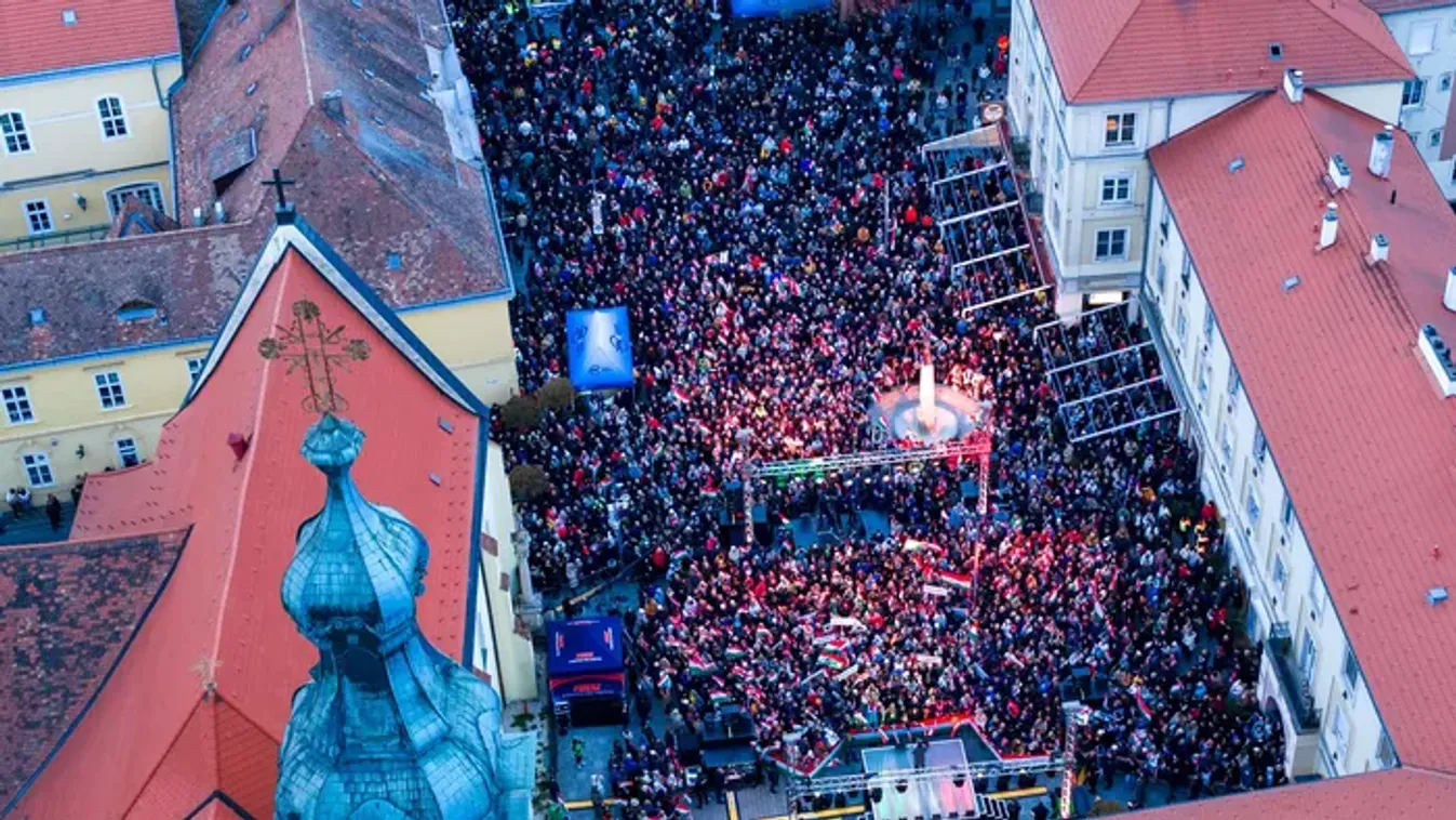 Hihetetlen drónfotók: hatalmas tömeg hallgatja Orbán Viktor beszédét