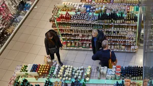 A Tisza leteszi a fegyvert a multik előtt, drágul a megélhetés, elszabadulnak az élelmiszerárak