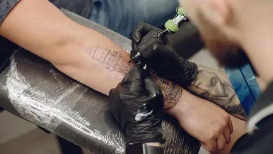 A tudósok feltárták, mi történik a tetoválófestékkel a testedben - rémisztő következtetésre jutottak