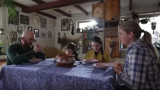 „Nem verandán kávézgatás, hanem kőkemény munka, de egy sokkal szabadabb élet”– A mi történetünk szereplője mesélte el életmódjuk kulisszatitkait