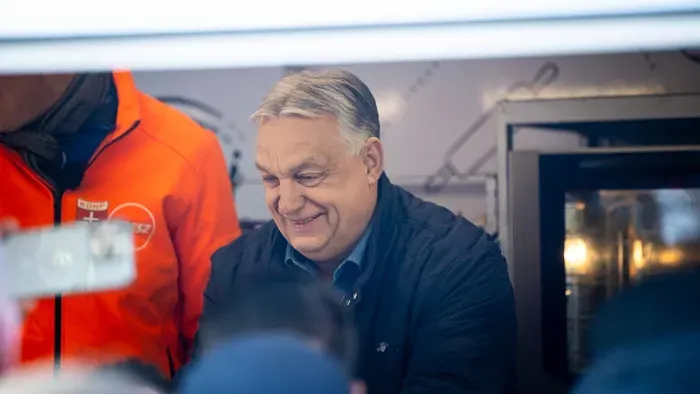 Kiderült, hogy merre indult a busz a fedélzetén Orbán Viktorral - 1 millió kézfogásra fel!