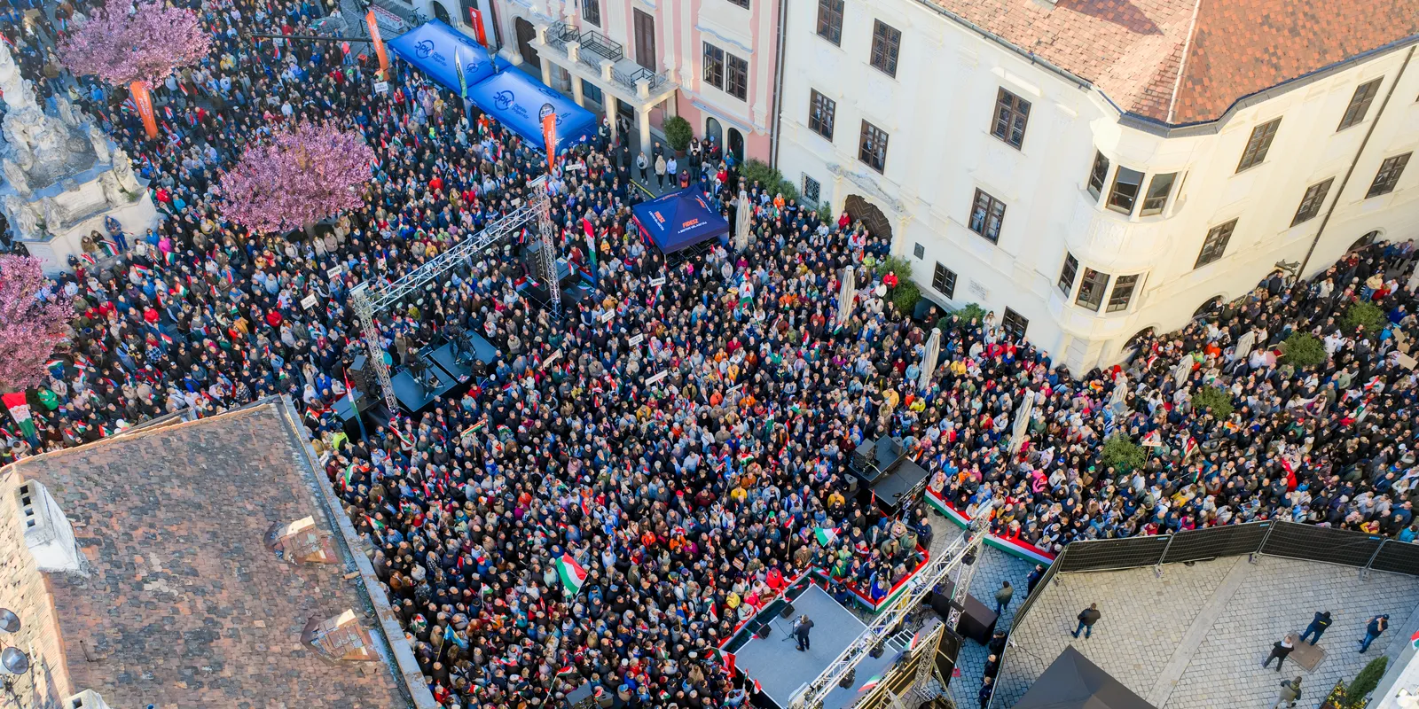 Lehengerlő képen az Orbán Viktor beszédét hallgató tömeg