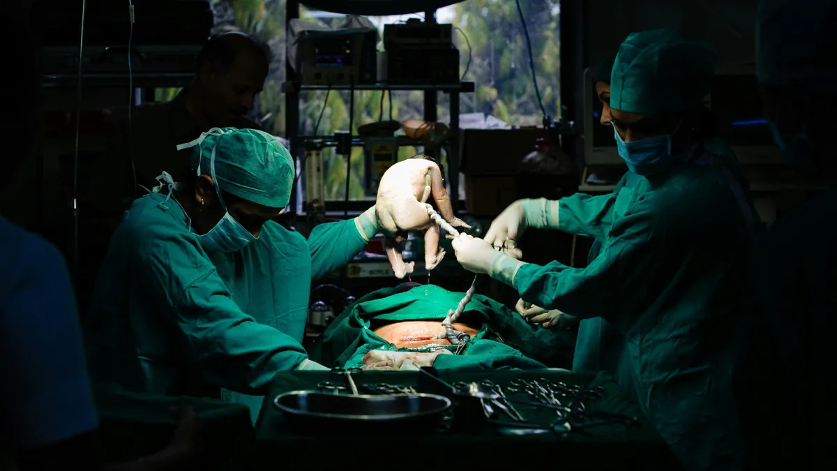 A kórházi ágyból, vajúdás közben kényszerítették volna császármetszésre az édesanyát