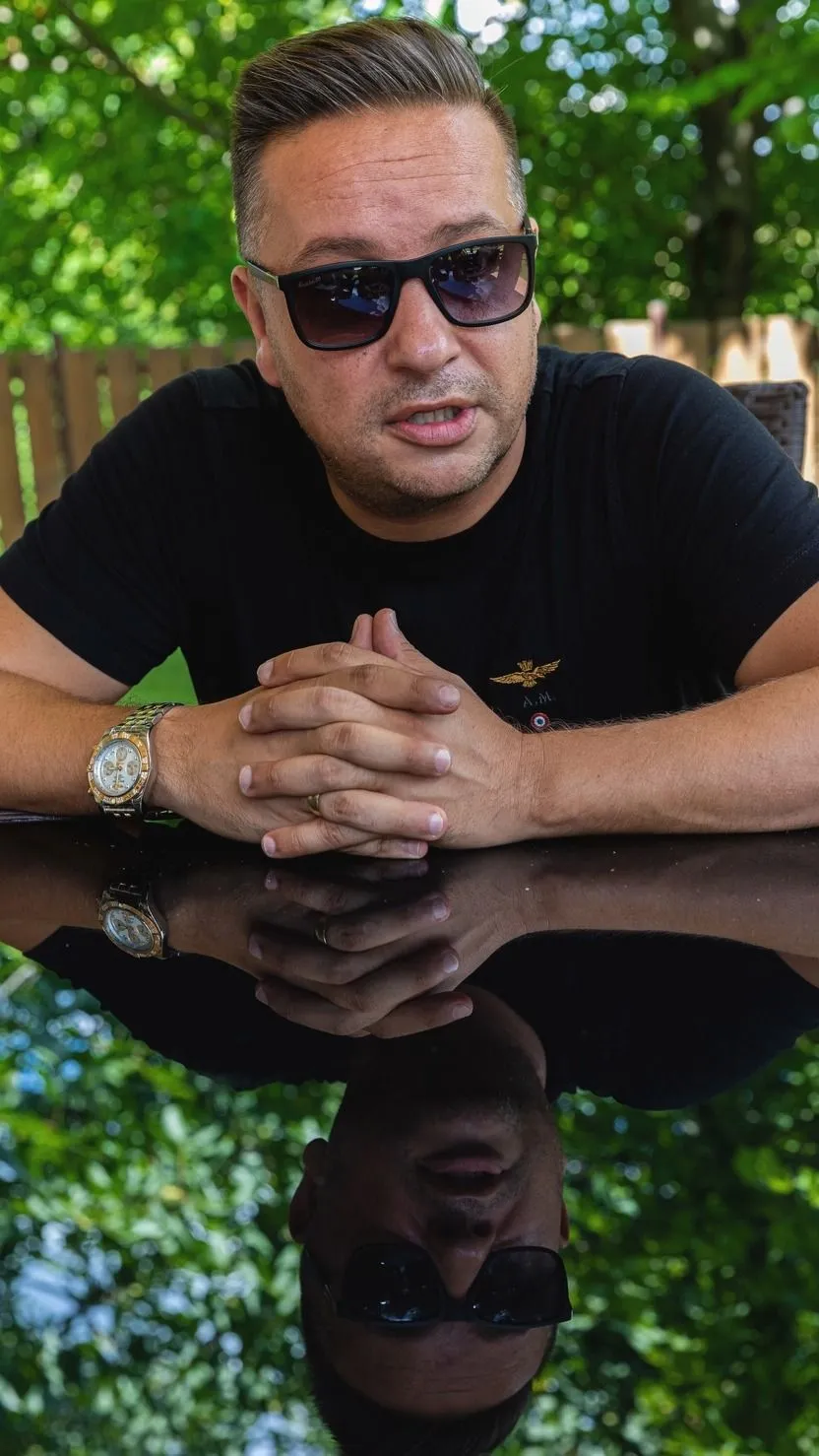 L.L. Junior díszes zakóban jelent meg a Michael mozifilm premierjén