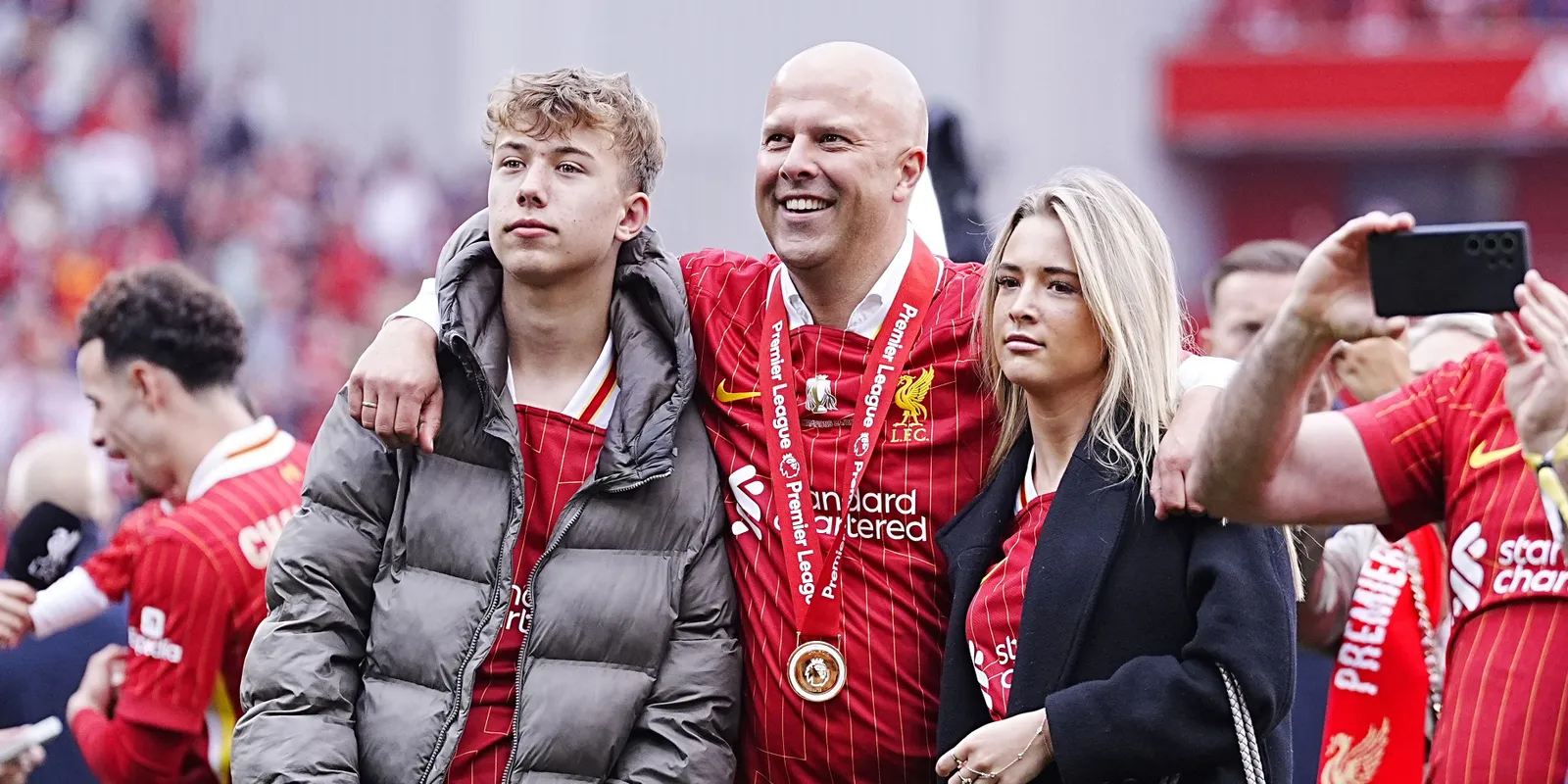 Mi áll a háttérben? Arne Slot lánya minden fotót törölt