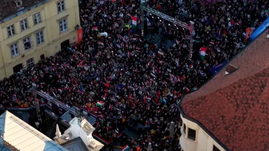 Szabályosan beszakadnak a dobhártyák, akkora üdvrivalgással fogadták Orbán Viktort Sopronban - videó