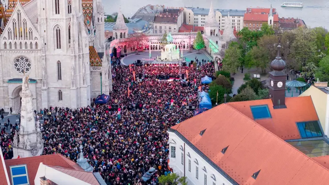 Megtelt a Szentháromság tér Orbán Viktor beszédére