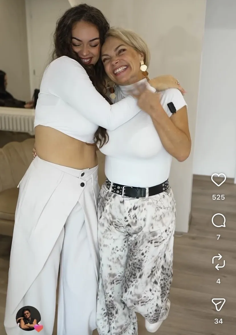 Frey Timi boldogan kísérte el édesanyját a kezelésre.