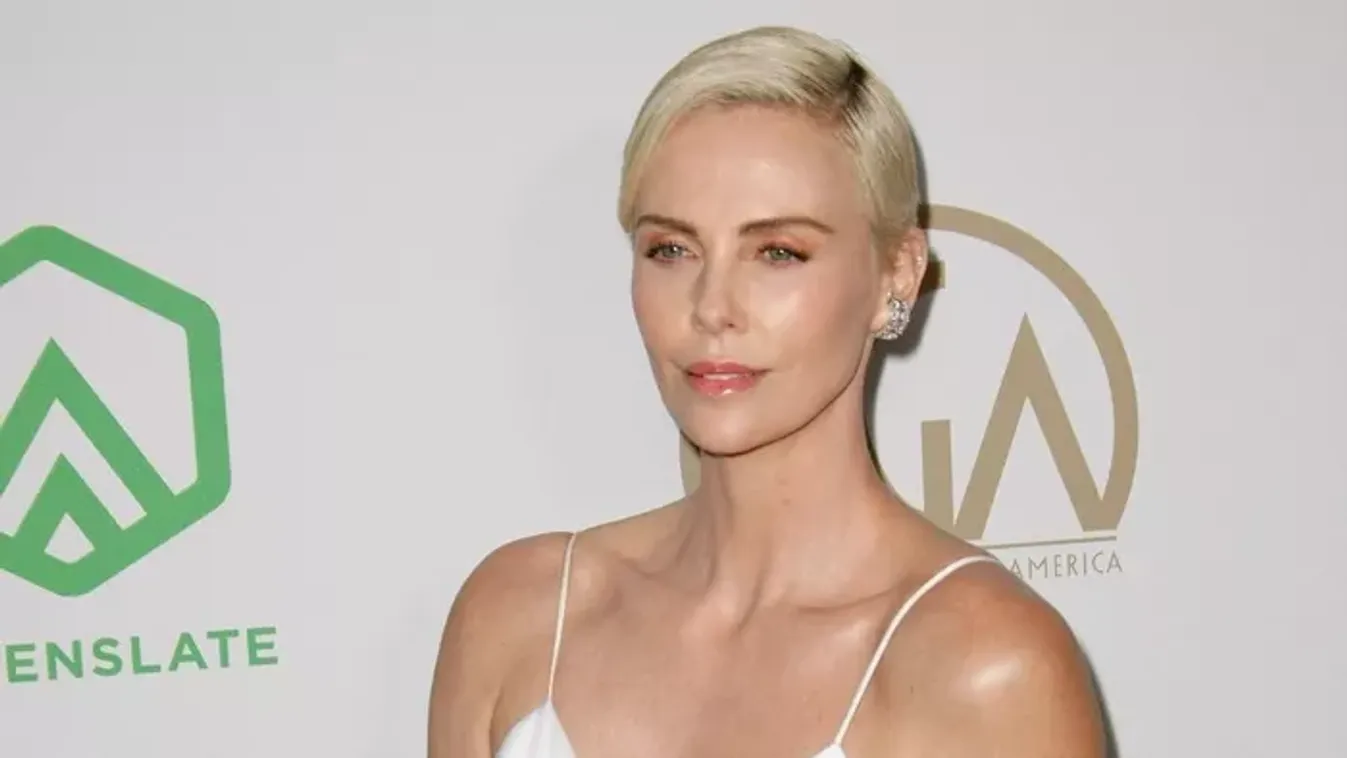 Sötét titok derült ki Charlize Theron múltjából: anyja gyilkosságot követett el