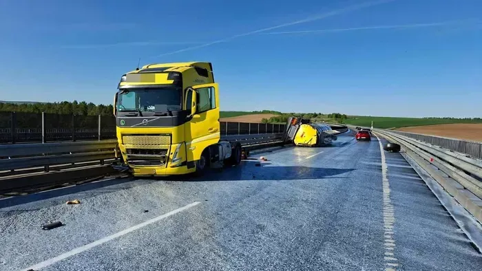 Sokkoló fotók az M6-osról: 25000 liter tej folyt ki az autópályára