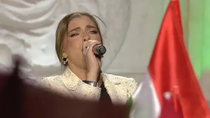 Orbán Viktor országjárásán Dér Henivel énekelt a győri tömeg