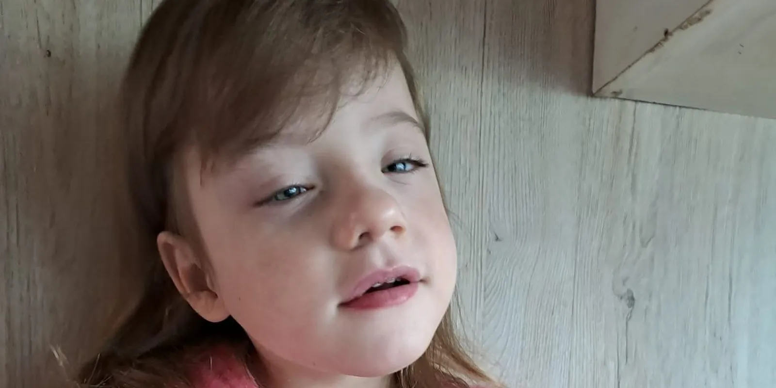 Az agyvérzéssel született Csenge már a kórházban várja a sorsfordító beavatkozást - ennyi hiányzik az első lépésekig