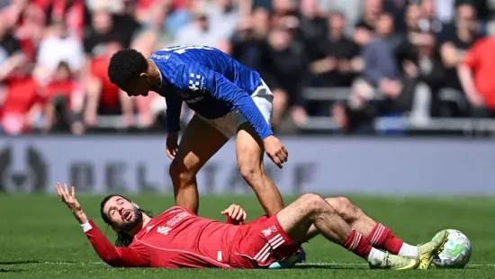 Dráma a derbin, hordágyon vitték le a Liverpool sztárját