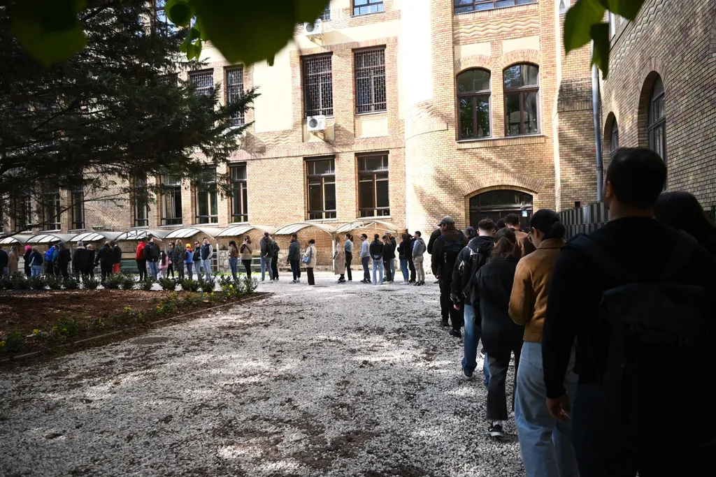 Választás 2026
Átjelentkezők szavazása
Szavazásra várakozók állnak sorban