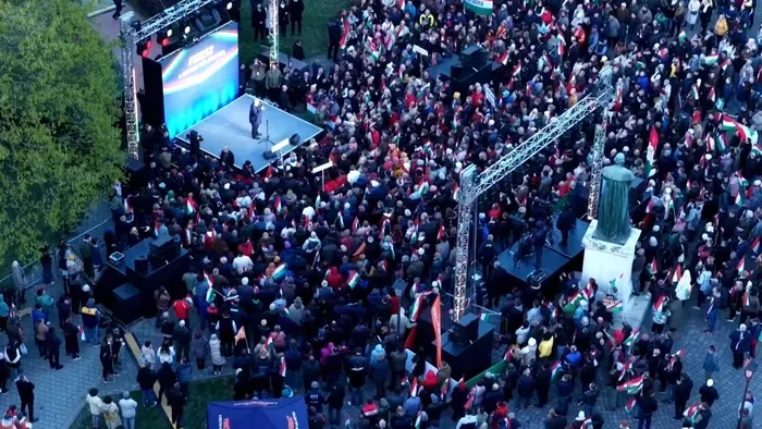 Elképesztő drónfotók jöttek: zsúfolásig megtelt a Kossuth tér Szentesen