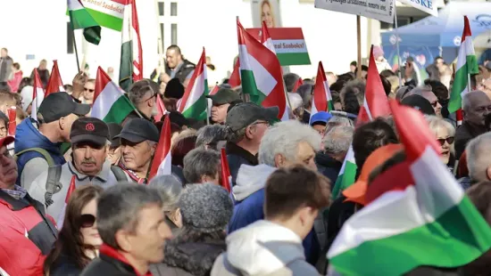 Gyűlik a tömeg Debrecenben: rengetegen várják Orbán Viktort