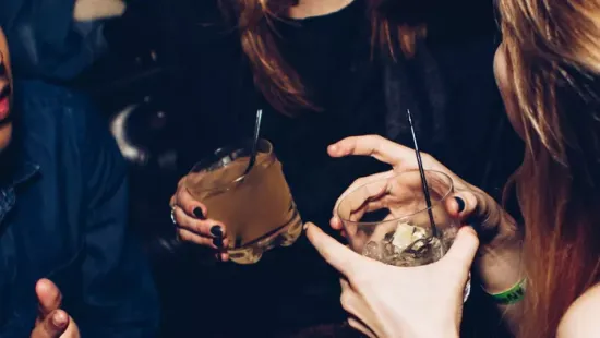 „Rohadtak a lábaim!” – Szörnyű ébredés a görbe este után: majdnem belehalt az anyuka a bulizásba