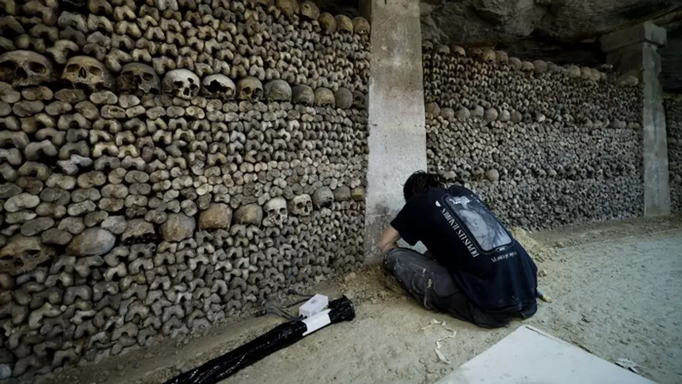 Síri csend: így újították fel a párizsi katakombákat