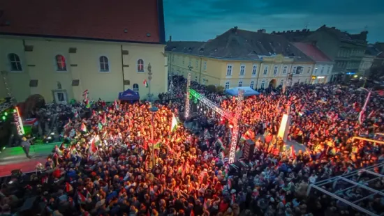 Nem férnek be a térre, annyian vannak: soha nem látott embertömeg kígyózik Szombathely utcáin, senki nem kér a tiszás energiatervből és a rezsicsökkentés eltörléséből!