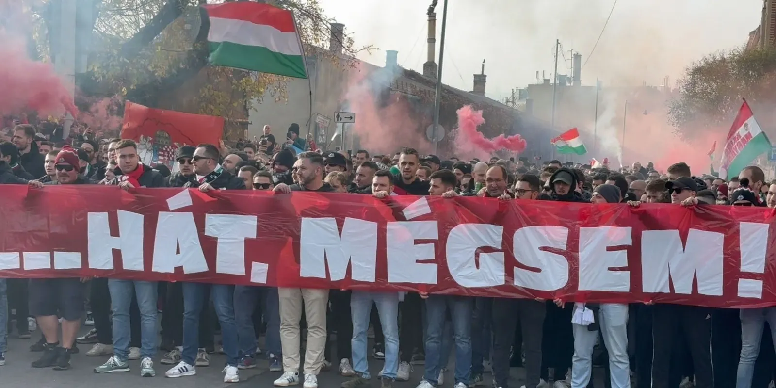 Így vonultak a szurkolók a Puskás Arénába