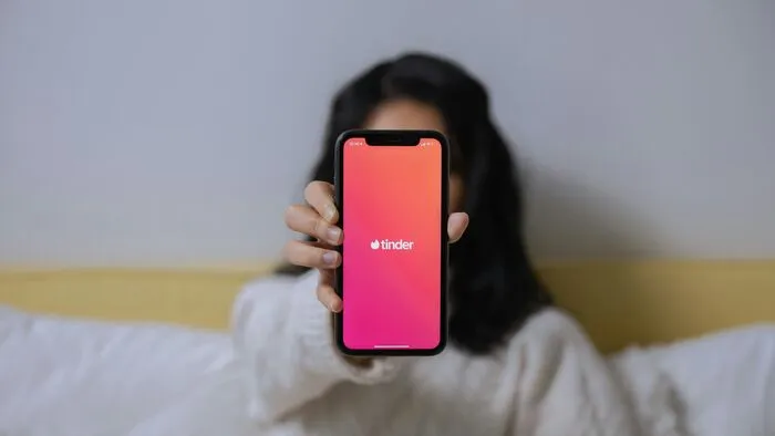 Beújít a Tinder, már a privát fotóid alapján is keres párt