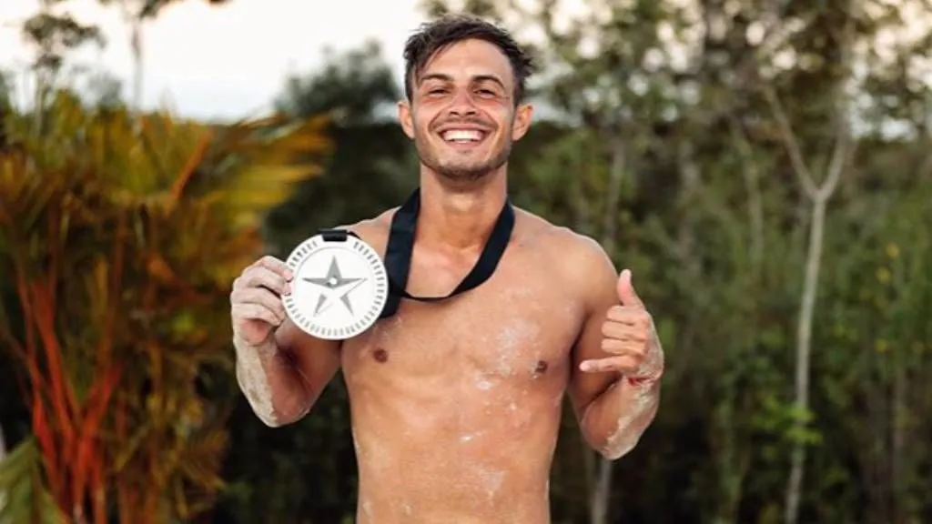 Kempf Zozo boldogan pózol a medállal, amit az Exatlon korábbi évadában nyert meg.
