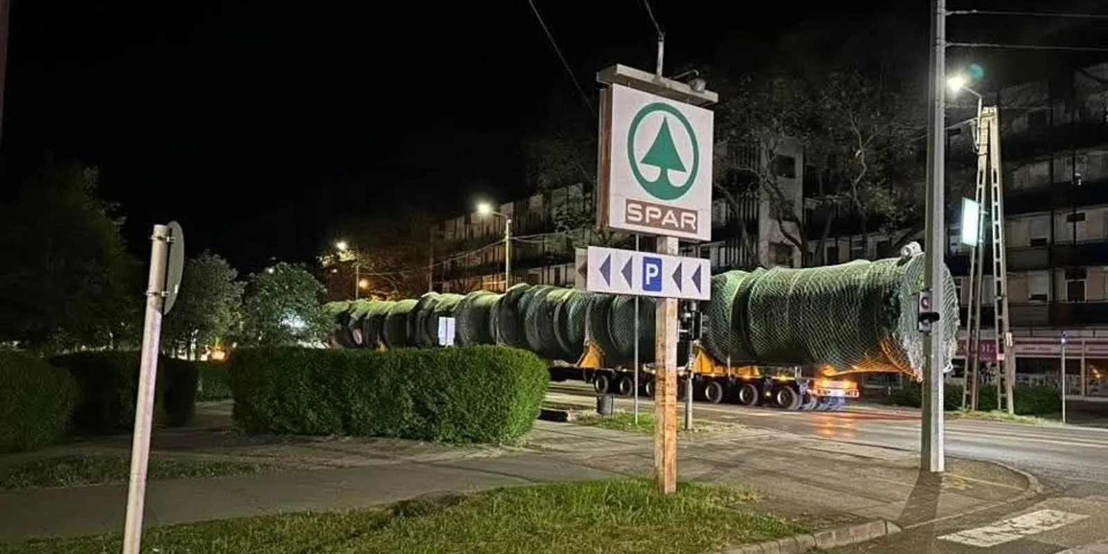 Rejtélyes rakományt szállító kamion akadt el Hatvannál