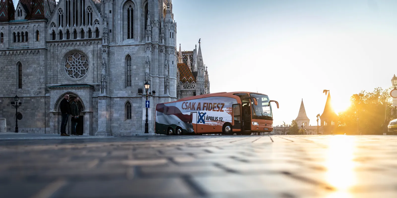 Orbán Viktor: 1 millió kézfogásra fel! Hajrá, Fidesz! Húzzuk be!