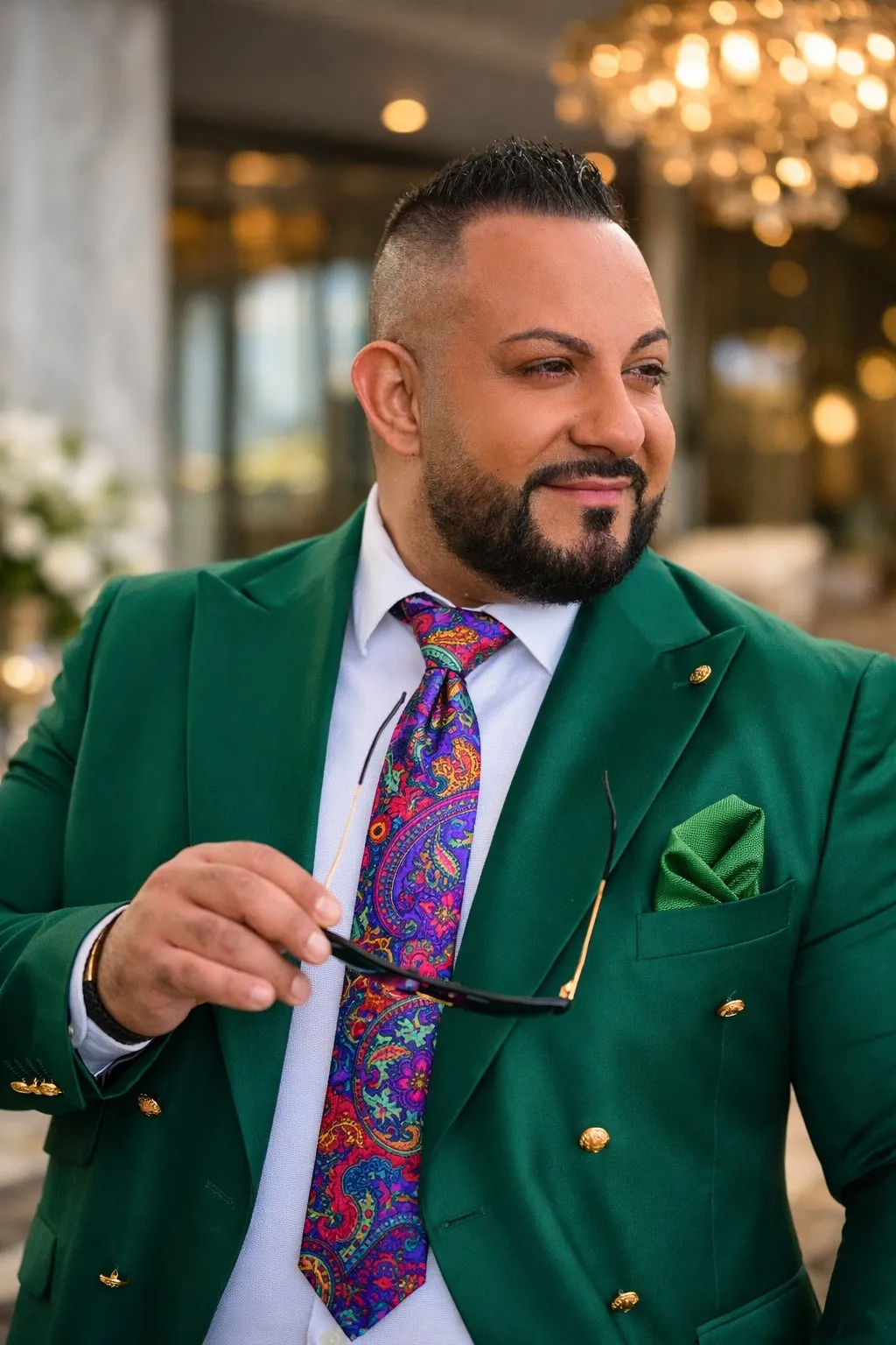 Lorenzo Istent dicsérő dalokat ír