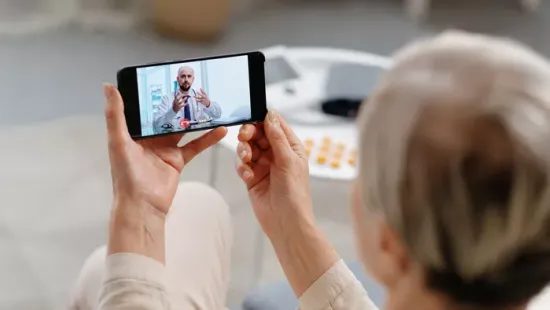 Szívszaggató: Halott fiával beszélget videóhívásban egy 80 éves anya