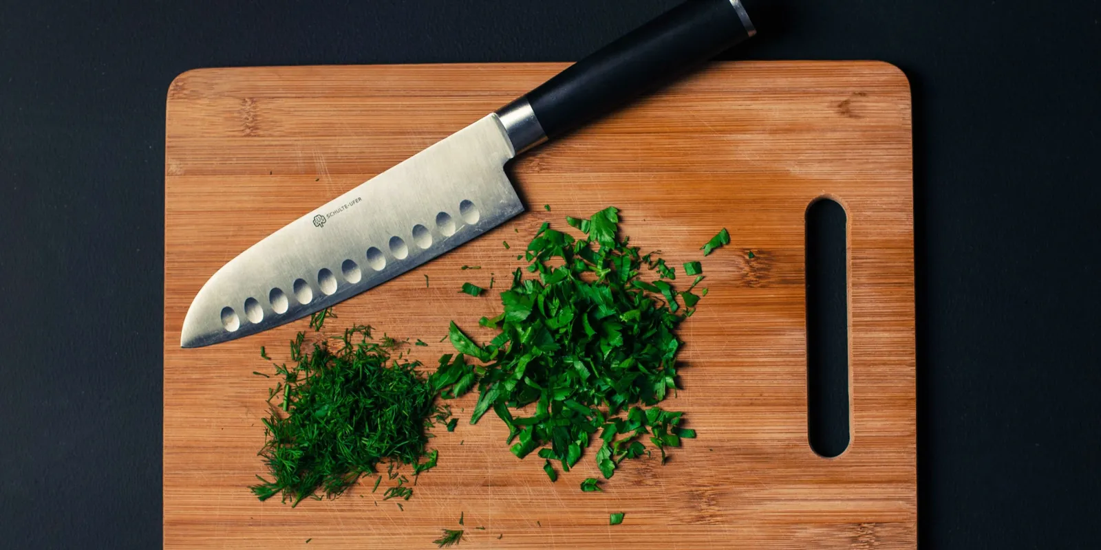 Tudtad? Valójában erre való a luk a vágódeszkán