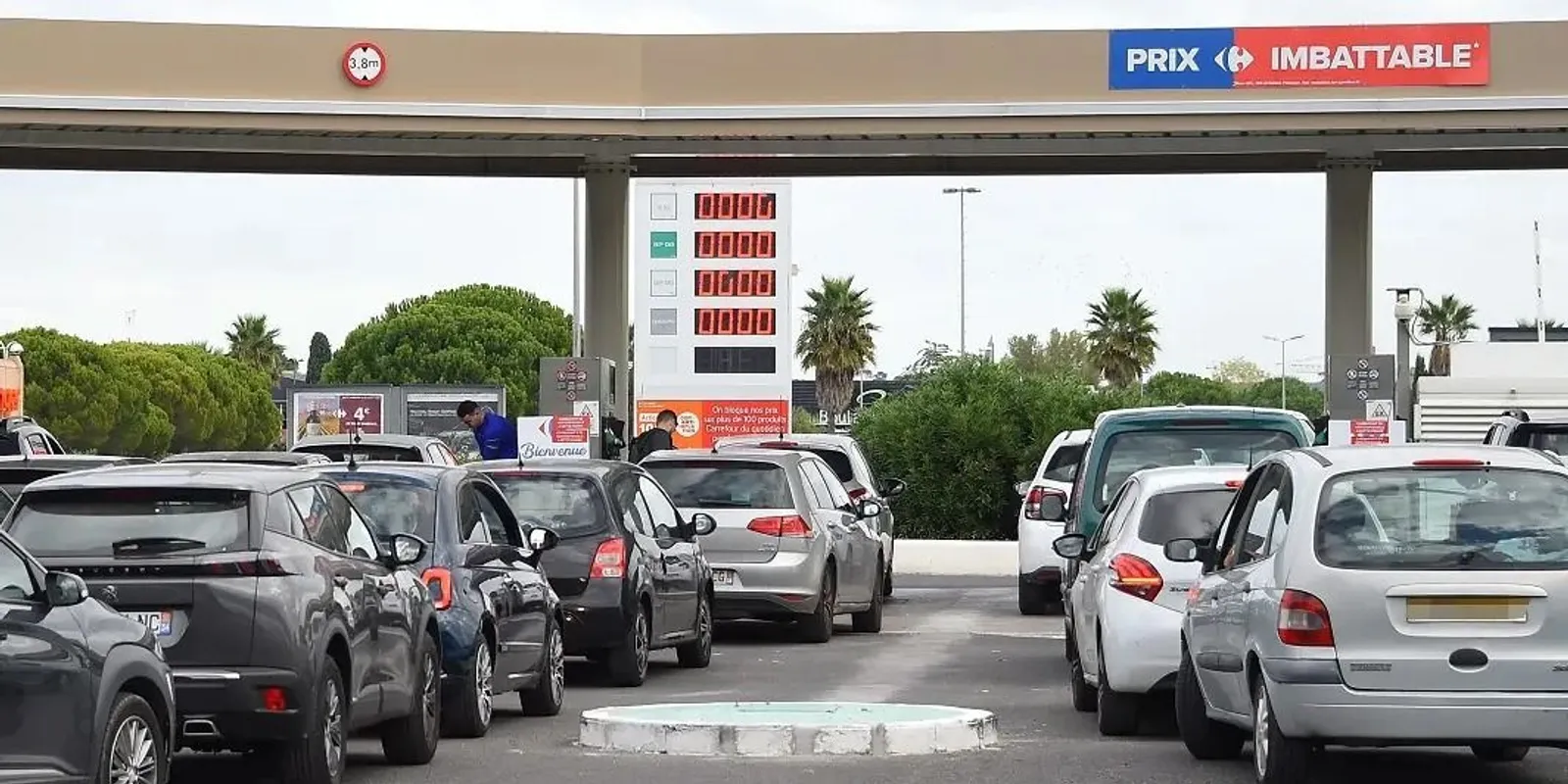 A francia benzinkutak ötöde kifogyott az üzemanyagból