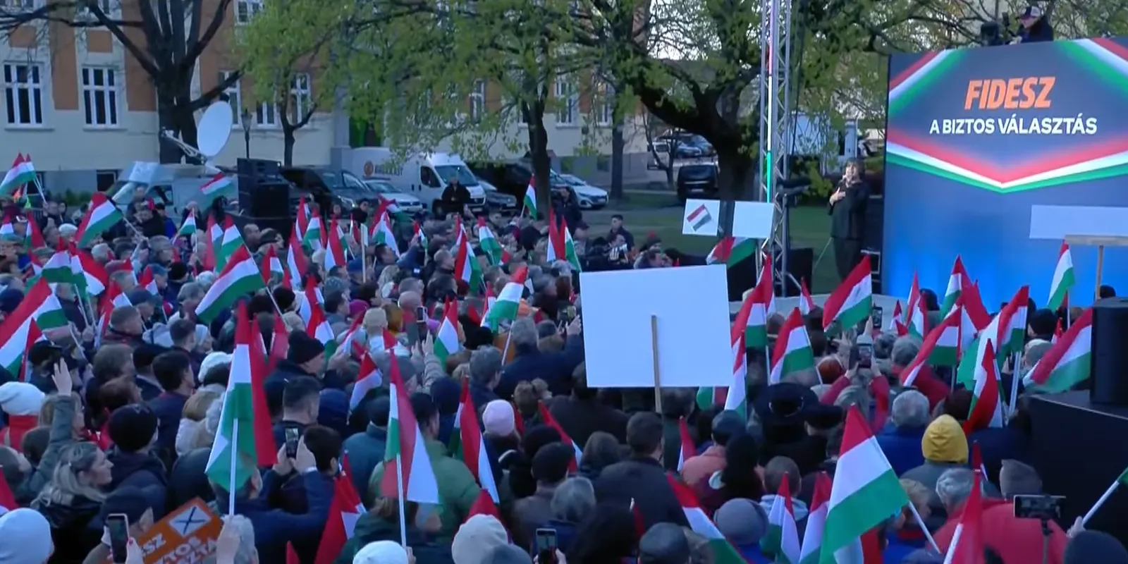 Orbán Viktor országjárása: a legkisebbek és a legidősebbek is jelen