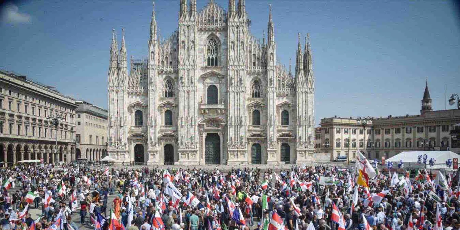 Orbán Viktor érdemeit sorolták a milánói Dóm téren