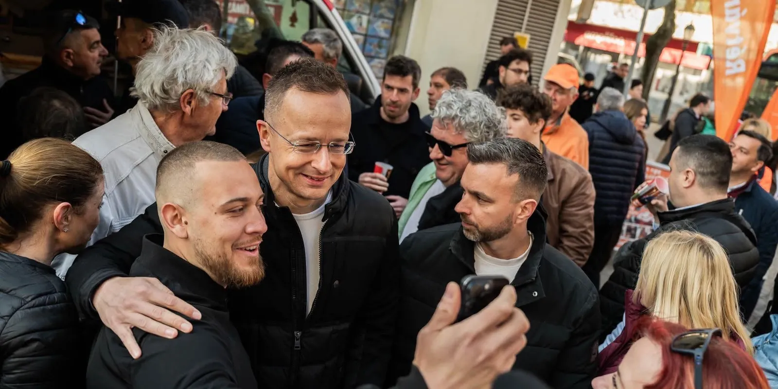 Egymillió kézfogás: ez a helyzet Vácon