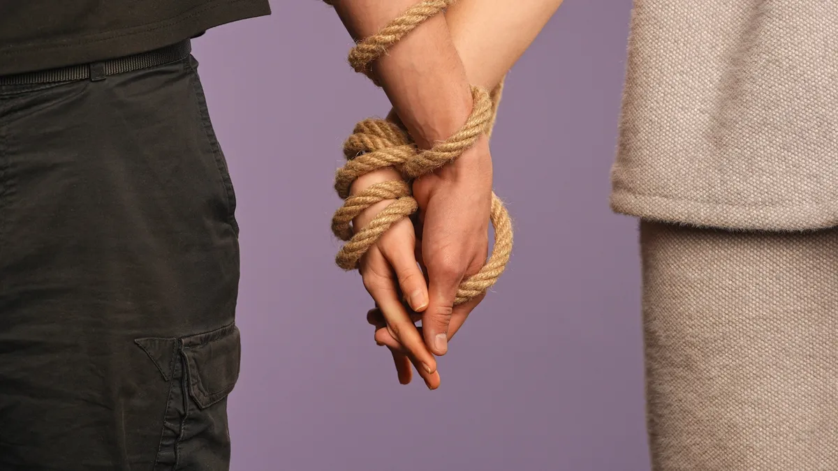 3 legragaszkodóbb csillagjegy Man,And,Woman,Holding,Hands,Tied,Together,,Tangled,With,Rope,