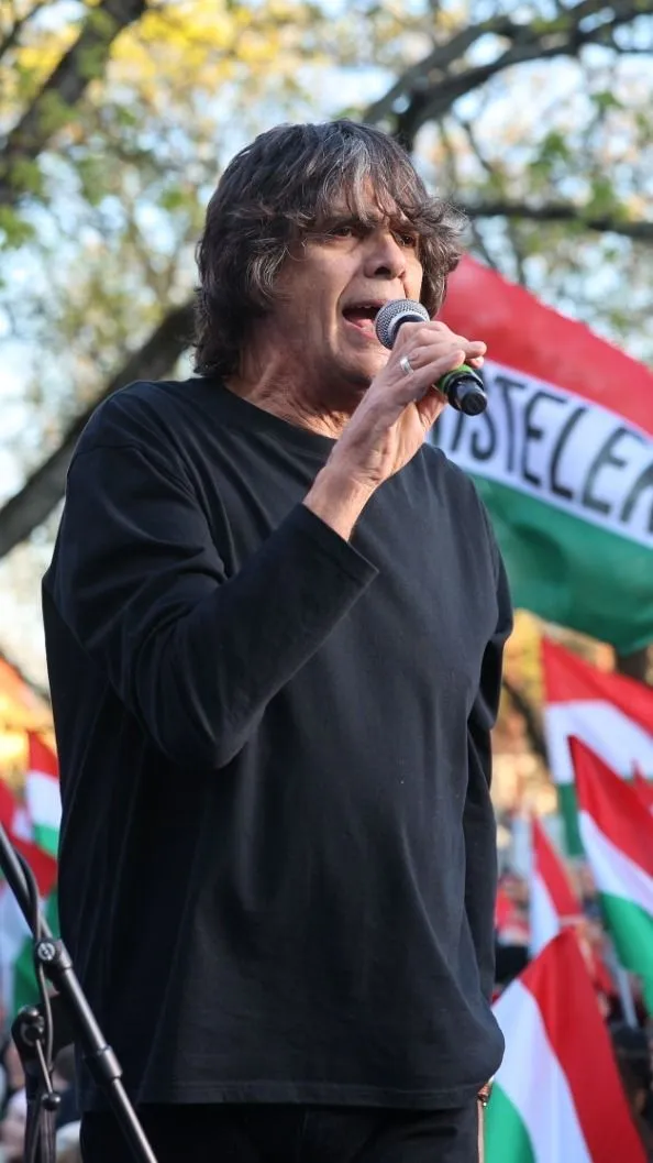 Együtt énekelt a közönség Takáts Tamással a szentesi Békemeneten!