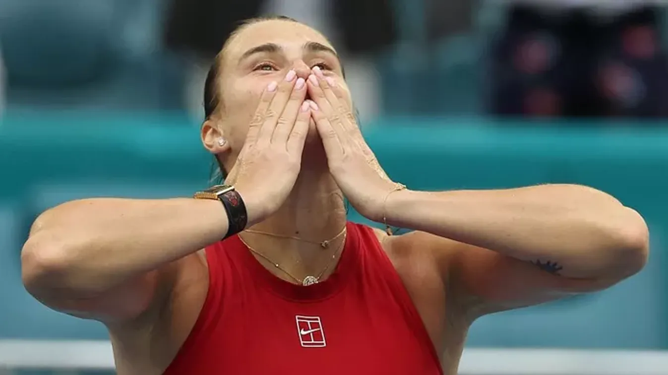 Melltartó nélkül állt kamera elé a teniszezőlány – Forró fotó