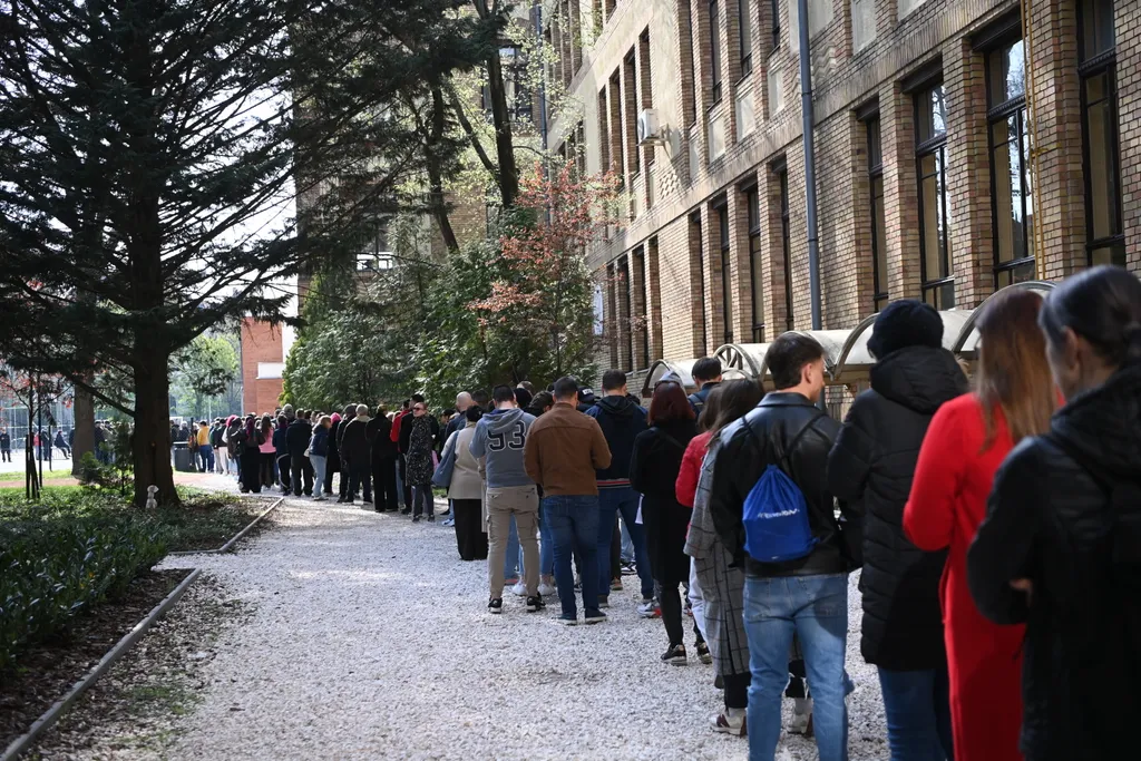 Választás 2026
Átjelentkezők szavazása
Szavazásra várakozók állnak sorban