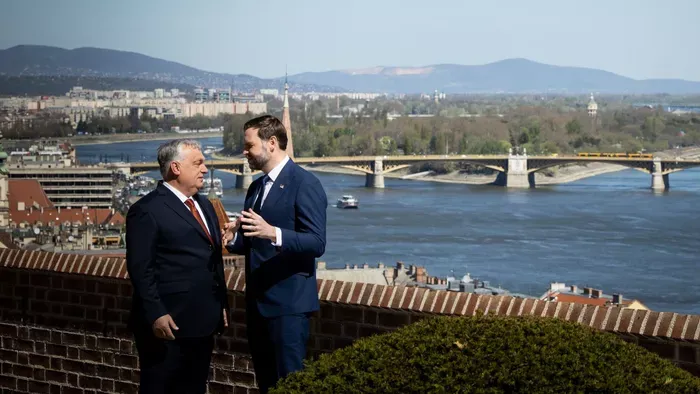 Az amerikai alelnökkel tart sajtótájékoztatót Orbán Viktor