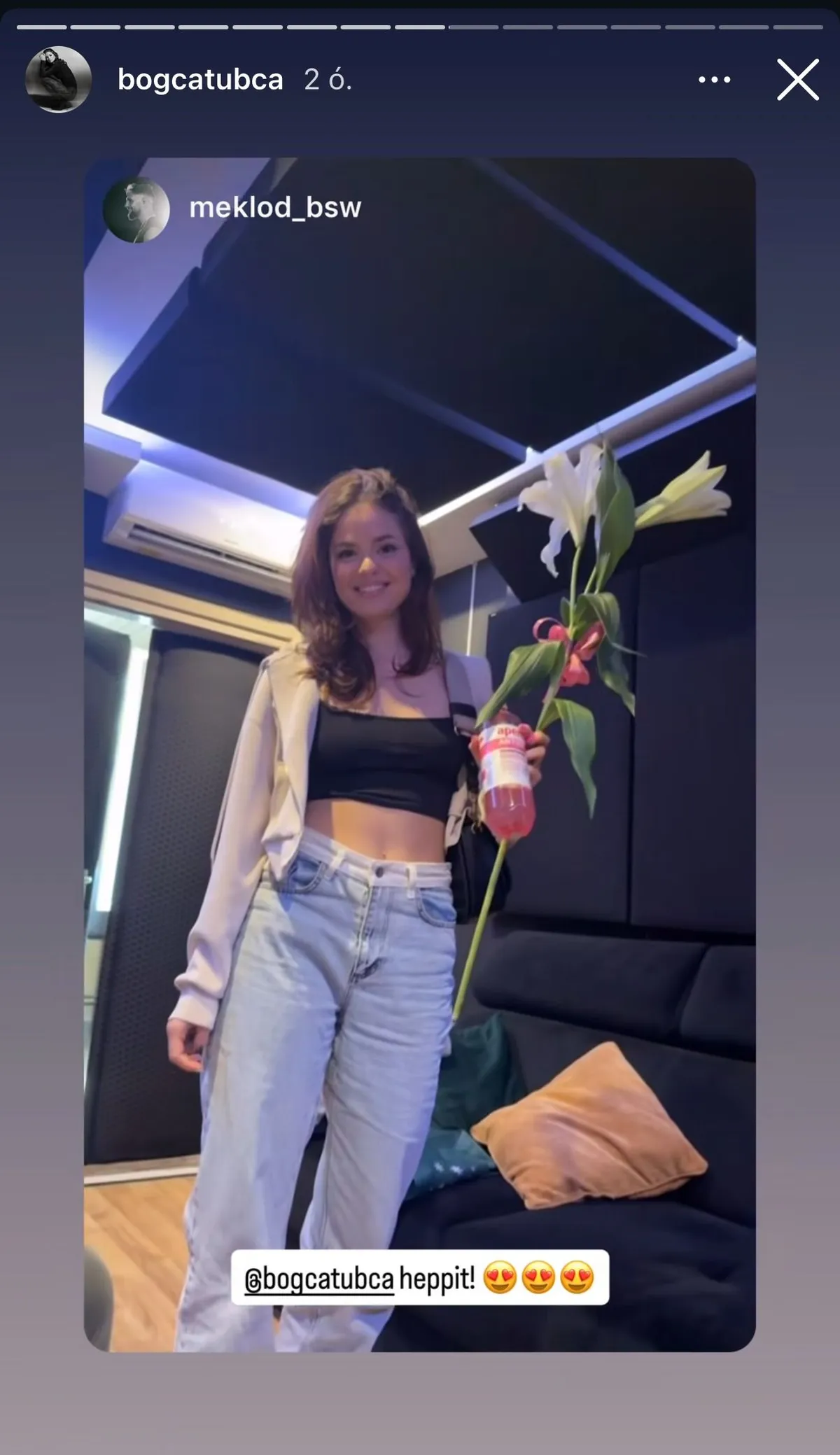 Nagy Bogi csokorral a kezében