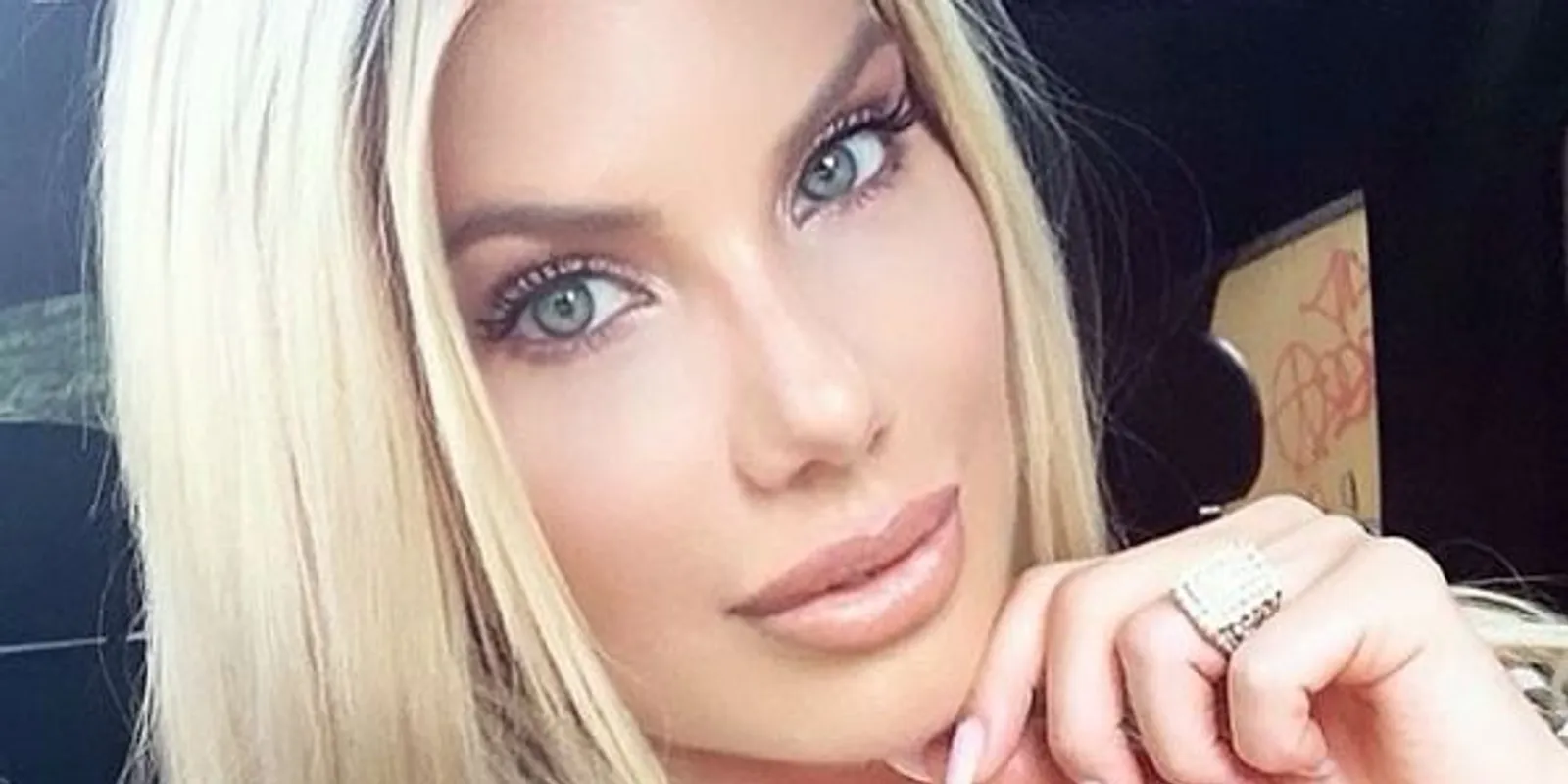 Hűha: köldökig kivágott ruhában pózol Labancz Lilla