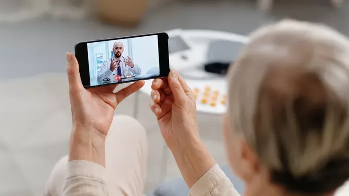 Szívszaggató: Halott fiával beszélget videóhívásban egy 80 éves anya