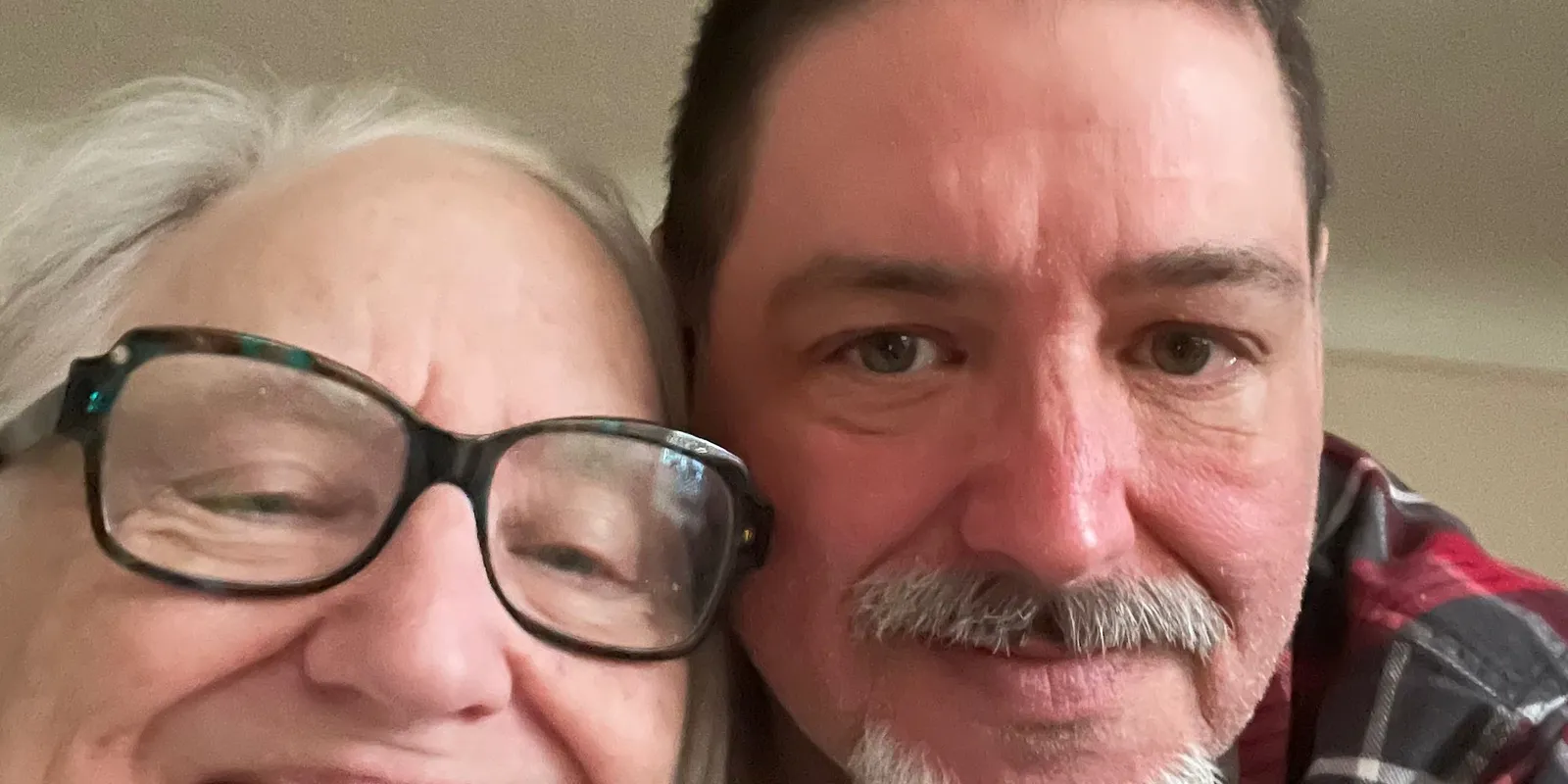 A hős alkalmazott megállította a fegyverest az üzletben