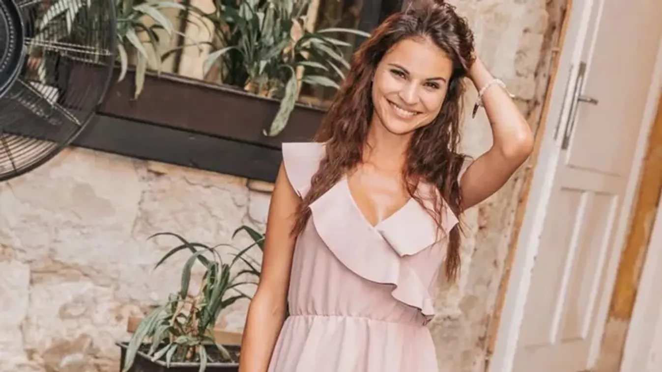 Csodálatos kimonóban pózol Nádai Anikó