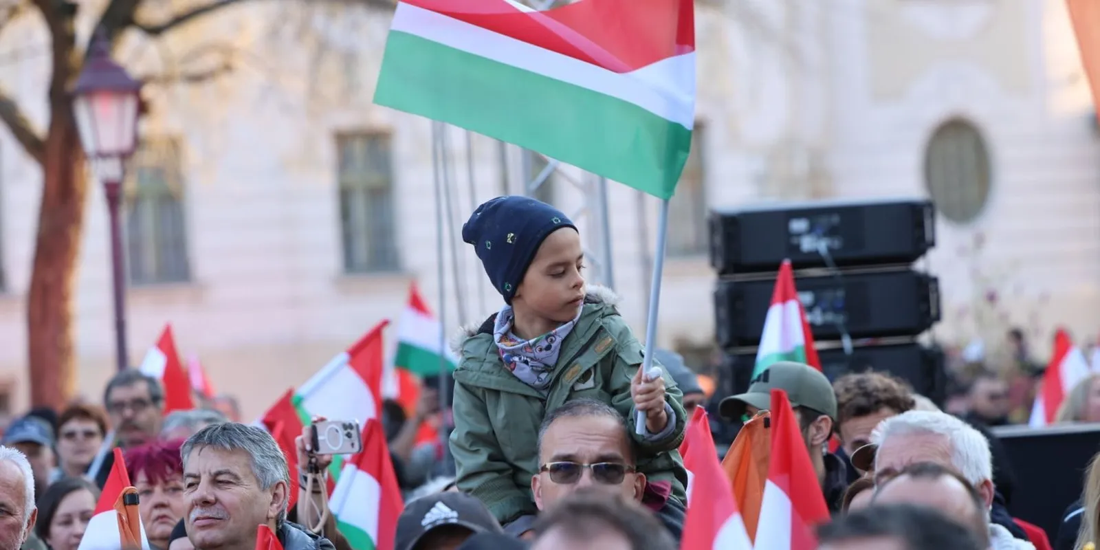 Orbán Viktor országjárása: a legkisebbek és a legidősebbek is jelen