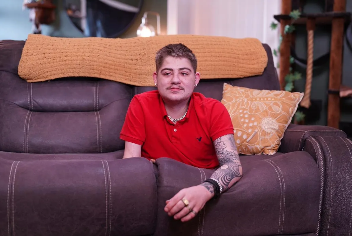 A fiatal teste félbe van vágva.