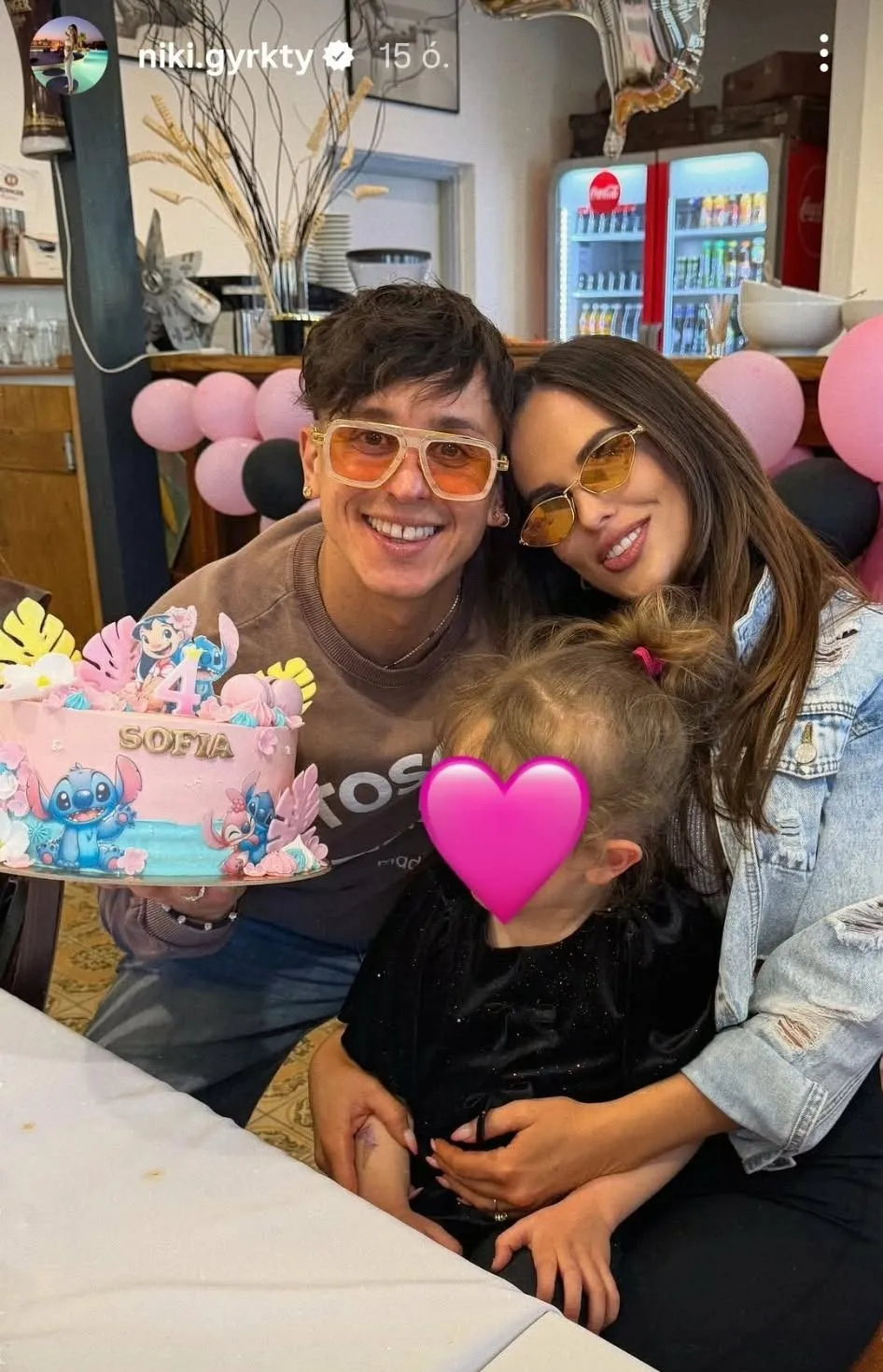 Aurelio és Niki mindig odafigyelnek, hogy kitakarják a fotókon kislányuk arcát. 